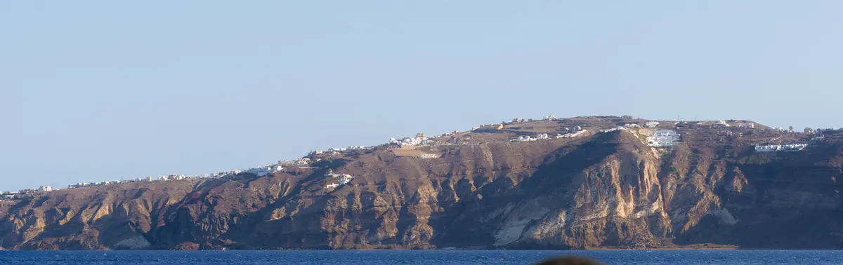 La falaise de la caldeira sous Fira, la ville alignée sur la crête au-dessus.